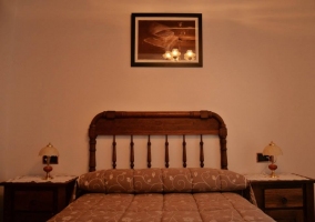 Habitación de matrimonio con balcón y muebles de madera