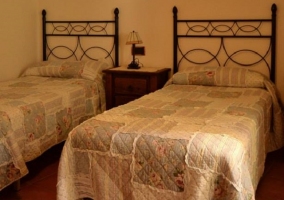 Cama de matrimonio con muebles de madera