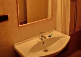 Habitación doble con cabeceros de madera