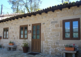 Dormitorio con cama de matrimonio y paredes de piedra