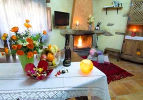 Sala de estar con sofás, televisión y chimenea