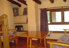 Sala de estar con biblioteca