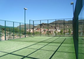 Pista de pádel y montañas cercanas