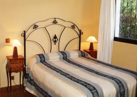 Dormitorio con cama de matrimonio