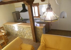 Sala de estar con llamativos sofás amarillos
