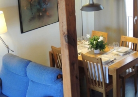 Mesa del comedor y sofá