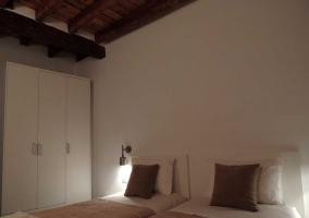 Camas individuales en dormitorio