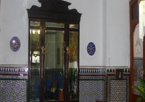 Recibidor con puertas preciosas