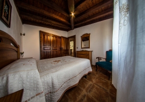 Dormitorio con cama de matrimonio