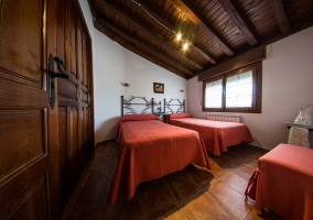 Dormitorio con camas individuales