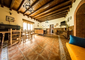 Zona de estar y mesa comedor