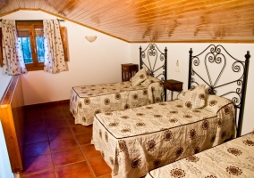 Dormitorio con cama de matrimonio