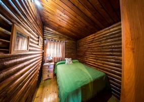 Dormitorio con cama de matrimonio