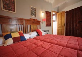 Suite con dos camas y pared de piedras