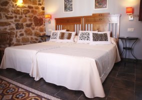 Sala de estar con la chimenea y pared de piedras