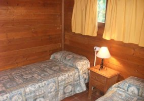 Dormitorio con cama de matrimonio