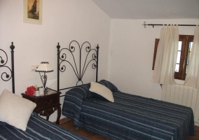 Habitación con cama de matrimonio