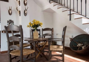 Salón con mobiliario de madera