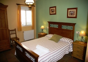 Habitación con cama de matrimonio