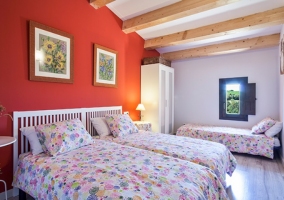 Dormitorio bajo vigas de madera