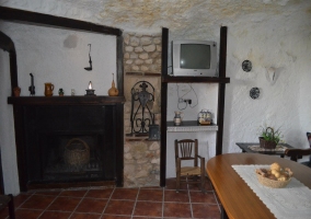 Comedor con televisor y chimenea