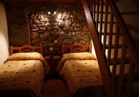 Dormitorio con cama de matrimonio