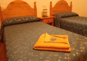 Habitación doble con mesita