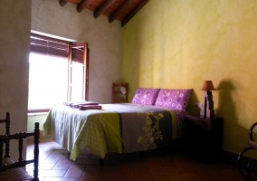 Dormitorio con cama de matrimonio