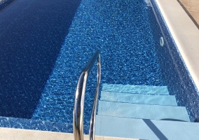 La piscina con escaleras