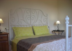 Dormitorio con cama de matrimonio