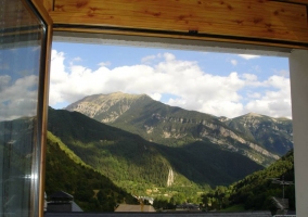 Vista al parque natural de Ordesa desde una de las ventanas de la casa rural