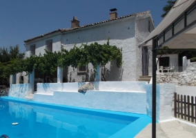 Vista de la casa y piscina