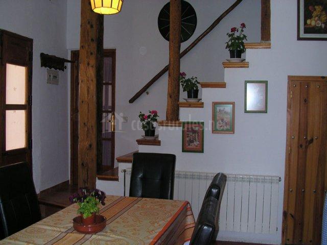 La casa de la luz en pontones (jaén) Escaleras en comedor