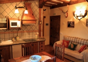 Sala de estar y cocina abierta en apartamento 1