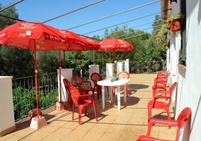 Mobiliario del jardín presente en la terraza de la vivienda