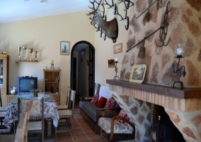 Sala de estar con chimenea y sofás