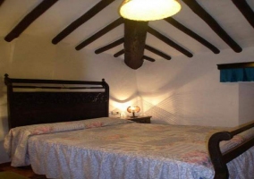 Dormitorio con cama de matrimonio