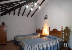 Dormitorio con 2 camas individuales