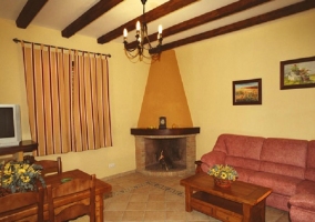 Sala de estar con chimenea