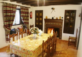 Mesa de comedor y cocina abierta