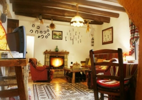 Sala de estar y comedor con chimenea