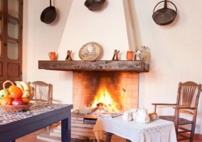 Cocina con chimenea de leña