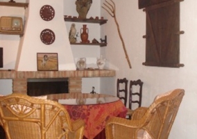 Sala de estar y comedor con chimenea