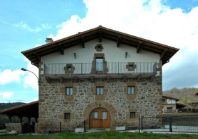 Habitación de matrimonio con cómoda y espejo