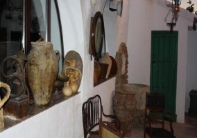 Sala de estar con decoración rústica