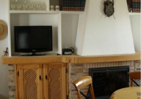 Sala de estar con chimenea y televisor