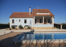 Vista de la casa y la piscina