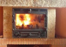 Sala de estar con chimenea y sofás
