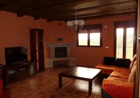 Dormitorio con cama de matrimonio