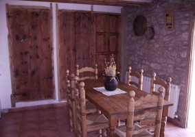 Dormitorio de matrimonio con muro de piedra